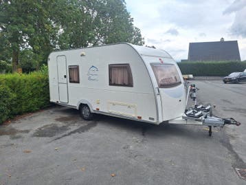 Burstner Flipper 2006 (874 kg) met voortent en fietsdrager.