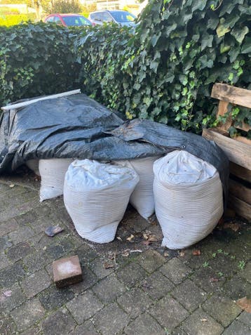 Gratis af te halen: 10 halvolle zakken zand