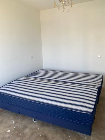 Gratis -2 pers. boxspring; incl. matrassen.(2x 90x200)