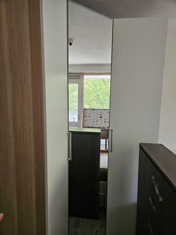 Moderne kledingkast met spiegel en planken
