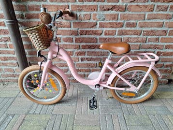 Roze kinderfiets AMIGO met mandje en zijwieltjes