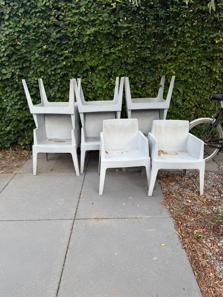 Tuinstoelen met gebruikssporen