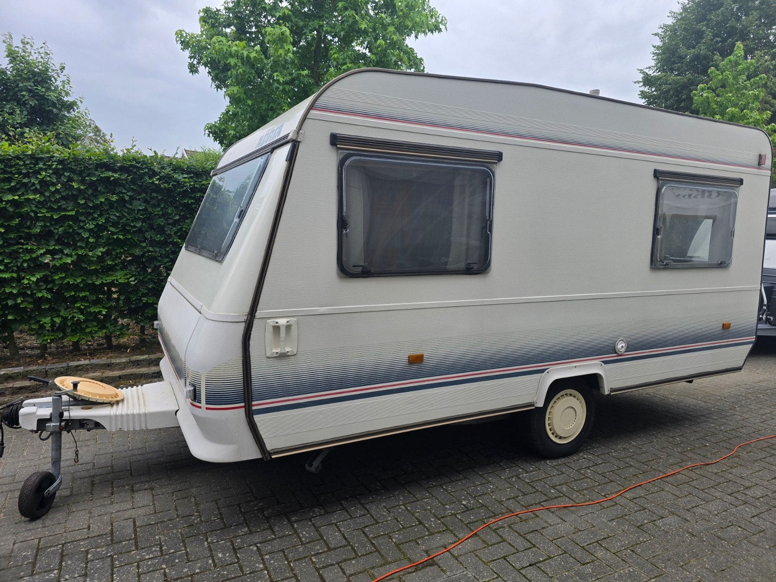 Adria caravan met voortent en luifel