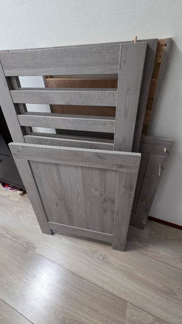 Baby bed/ moet voor 9 sept weg. Anders gaat ie naar de stort