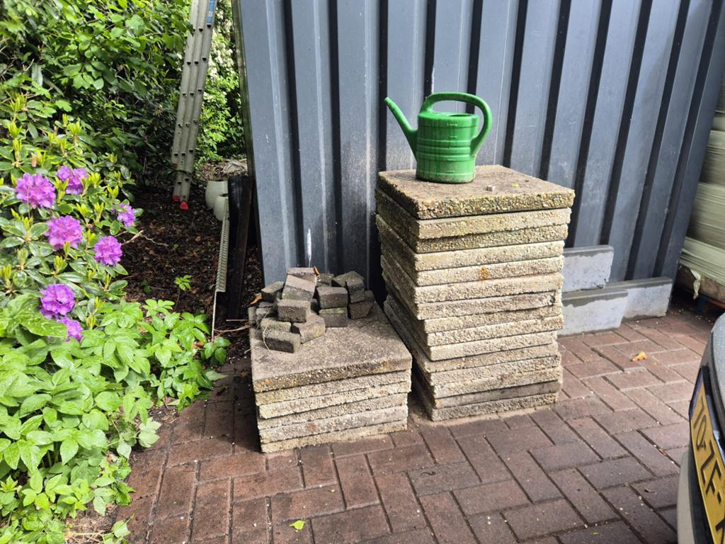 Gratis: betontegels 50 x 50.