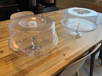 Gratis: 2 Taartplateau's en taartstolpen