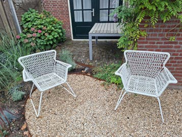 Twee witte tuinstoelen ikea
