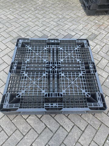 Gratis kunststof pallets 1.10m x 1.10m x 0.10m
