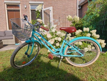 Leuke turquoise fiets met mandje en versnellingen