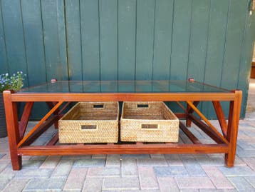 Landelijke salontafel met glasplaat en 2 manden