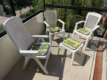 Set van 3 kunststof tuinstoelen en voetenbankje