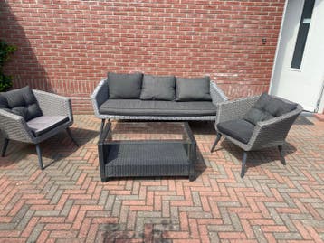 Stijlvolle Wicker Loungeset met Glazen Salontafel