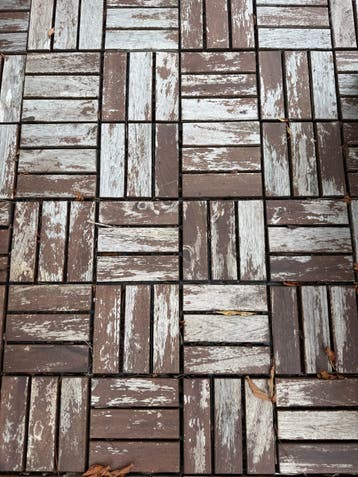 GRATIS Houten IKEA vloertegels voor terras of balkon