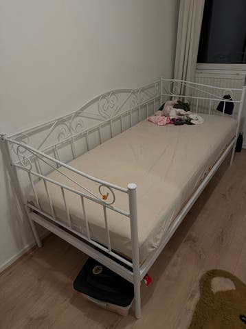 Wit metalen eenpersoonsbed met sierlijke details