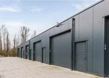 Moderne bedrijfsunits met overheaddeur
