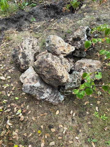 Partij natuursteen/rotsblokken
