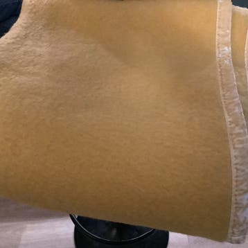 Gele wollen deken 2.00 x 1.75 cm - merk Selectan