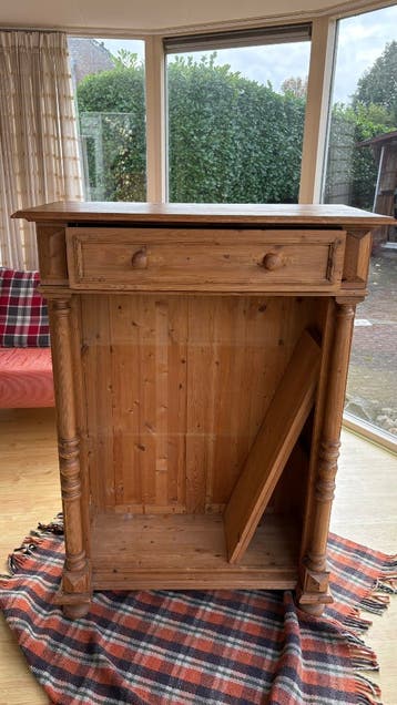 Antiek grenen kast