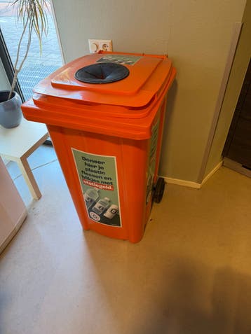 Container voor flessen en blikjes met statiegeld