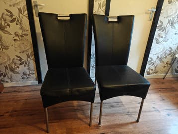 Set van 2 zwarte eetkamerstoelen, skai-leer en metaal