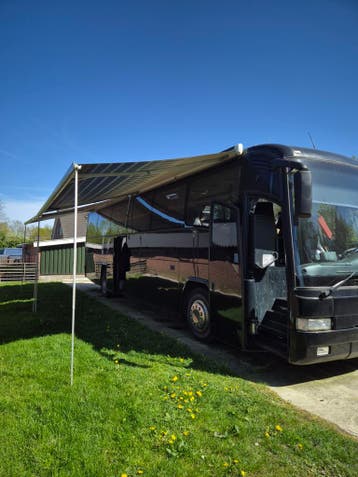 Unieke omgebouwde touringcar camper met luifel