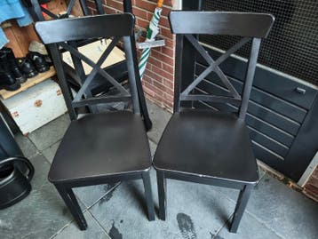 Set van 4 zwarte houten stoelen.