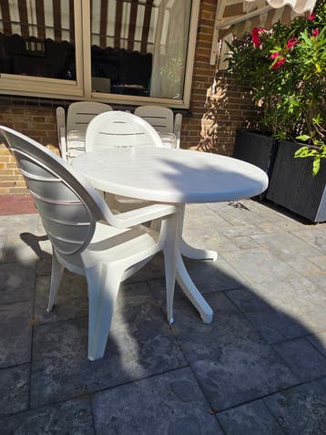 Tuintafel met 2 stoeltjes
