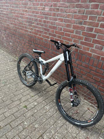 Kona stinky downhill maat m 26”