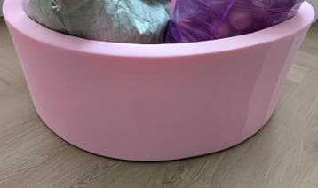Roze ballenbak met ballen voor kinderen