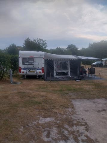 Hobby 400 SF de luxe 2006 met voortent, luifel en mover