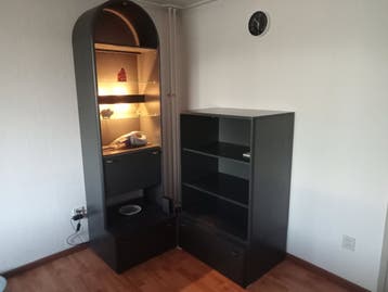 Meubilair met verlichte vitrine