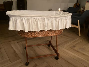 Wiegje van riet met onderstel en bekleding