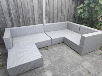Grijze Wicker Loungeset voor tuin met Blauwe Kussens en Glas