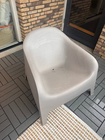 Comfortabele grijze tuinstoel van kunststof