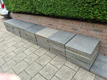Gratis af te halen: 18 m² antraciet tegels 50x50 cm