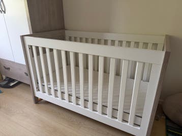 Gratis Babybedje / Ledikant - Wit met Houtaccenten