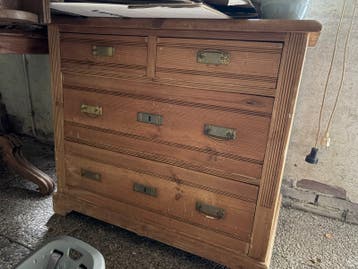 Vintage houten ladekast met messing handgrepen