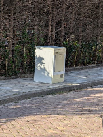Er staat al een paar dagen een droger langs de weg.