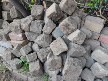Gratis af te halen: Originele natuurstenen kinderkopjes