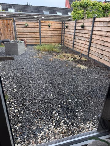 Grijs grind! Ong; 1,5-1,75m3. Zelf uit tuin halen! (GRATIS)