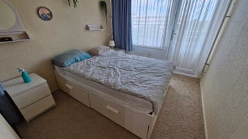 Comfortabel tweepersoonsbed met opbergruimte