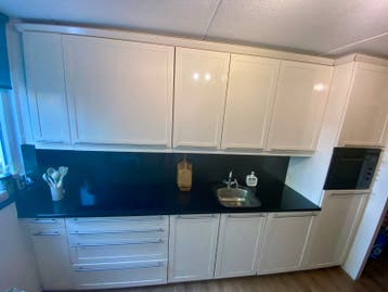 Gratis keuken met granieten/composieten blad met apparatuur