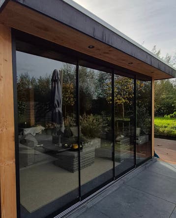 Glazen schuifwand laten plaatsen service, veranda dichtmaken