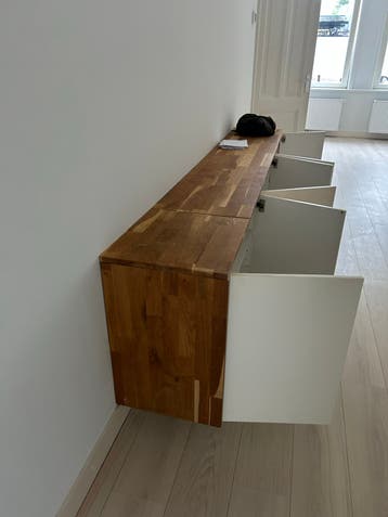Zwevend dressoir met houten blad en witte deurtjes