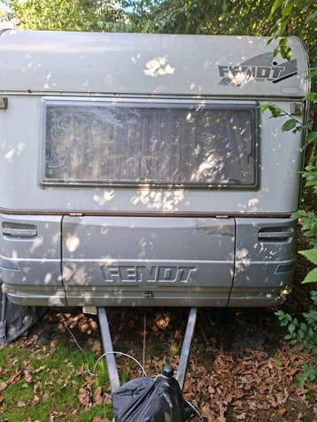 Nette Fendt Caravan compleet met voortent en inboedel