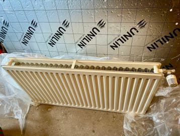 Radiator 119 x 60 x 10 cm met thermostaatkraan