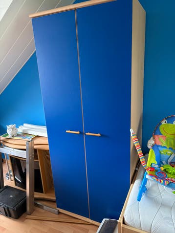 Slaapkamer meubels - bed, kast, bureau en televisiekast