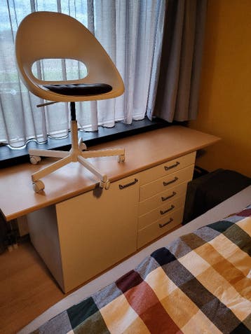 Bureau plus stoel
