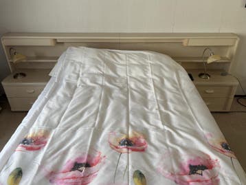 Licht eiken 2 p-bed+ombouw, kast, spiegel, dressoir