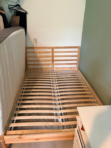 Bed frame met lattenbodems.